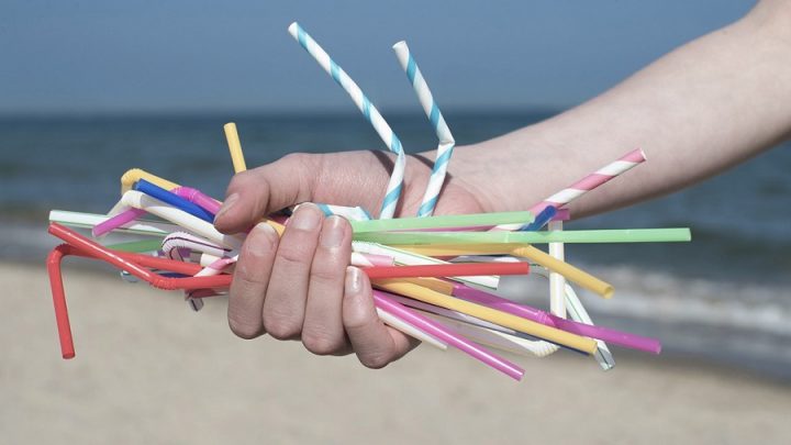 İngiltere’de plastik pipet ve kulak temizleme çubuklarının satışı yasaklandı